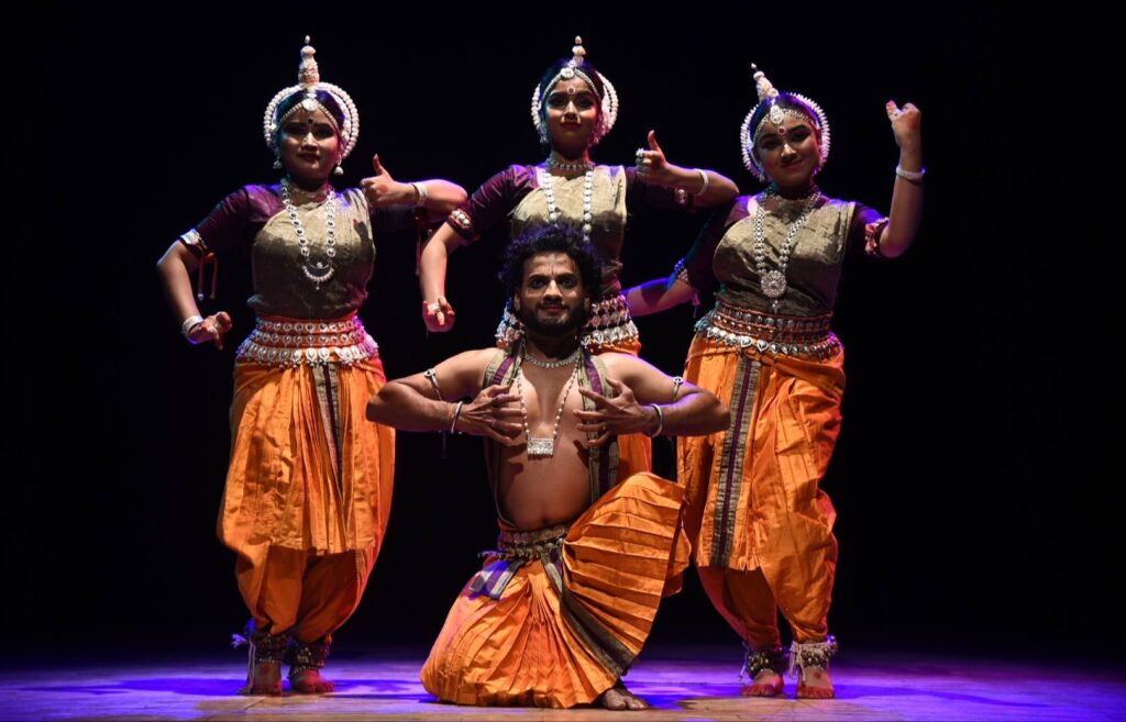 Enthralling Odissi, Mridangam & SitarSarod jugalbandi on Guru